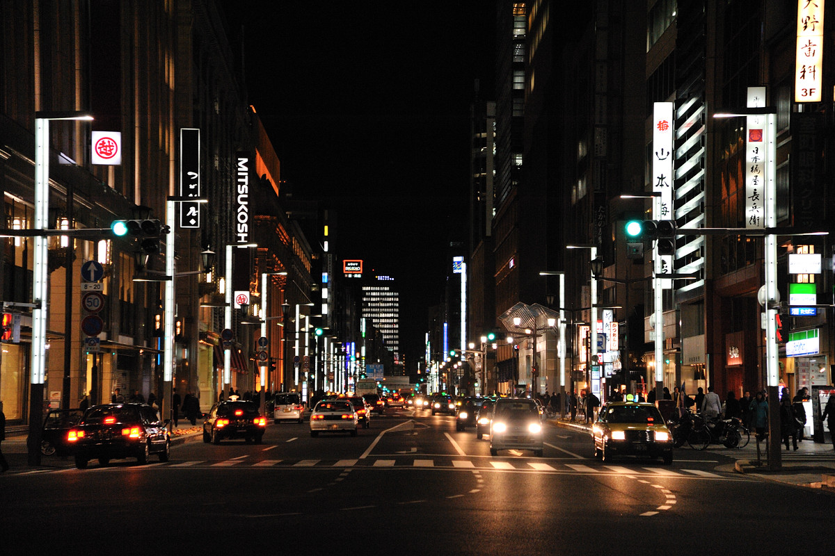 日本橋北側の交差点から中央通りの夜景を神田方向を見る