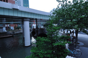 魚河岸発祥の記念碑近くから日本橋を見る
