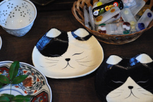 形からして猫の顔の猫の絵柄の皿