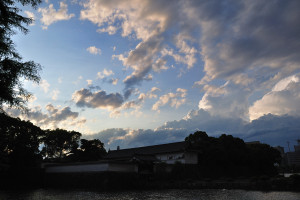 雲が綺麗な夕方の皇居
