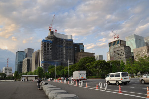 夕方の雲を背景に建替え中のパレスホテル