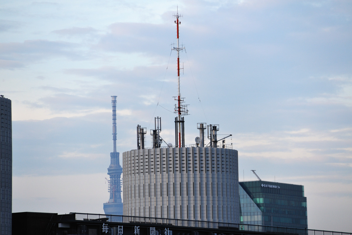 毎日新聞社の向うに東京スカイツリー