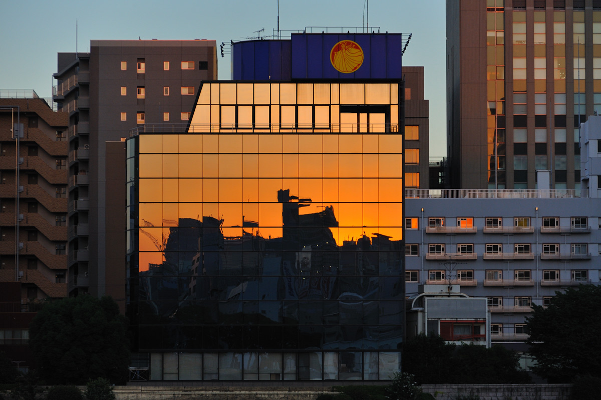 隅田川の対岸のハラリバーサイドビルに映る夕景
