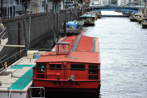 小松屋の真っ赤な屋形船