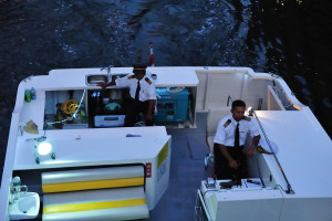 江戸橋をくぐって戻る東京湾クルーズの日本橋納涼船
