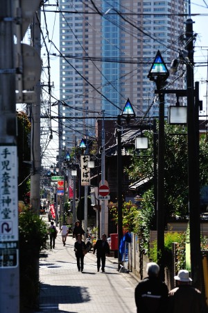 大門通り、踏切を渡って少し行き振り返る