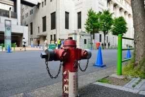 日銀前の赤い消火栓