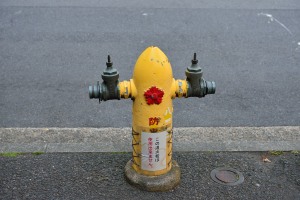 日銀前の黄色い消火栓